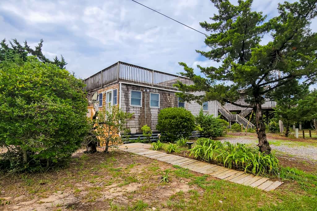 Dog-friendly home near the beach near beach access, outdoor shower, deck