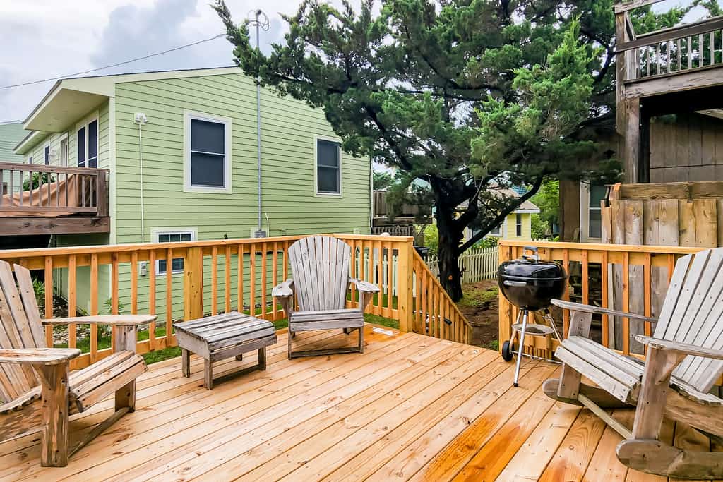 Dog-friendly home near the beach near beach access, outdoor shower, deck
