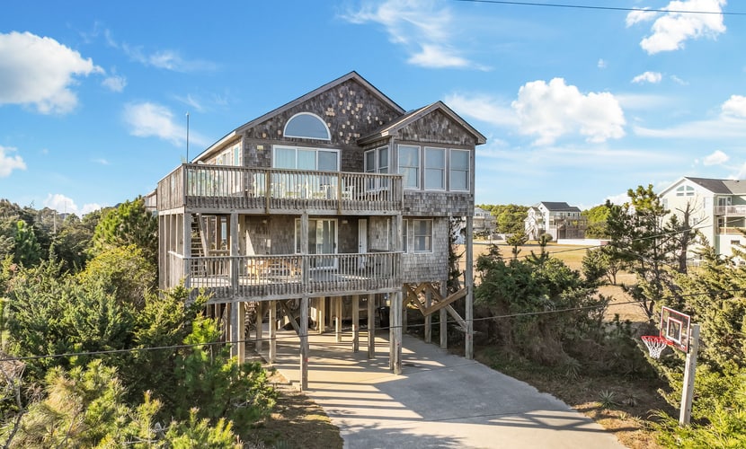 Perfect semi-oceanfront Getaway with Full Kitchen, WIFI, and A/C | Dog-friendly