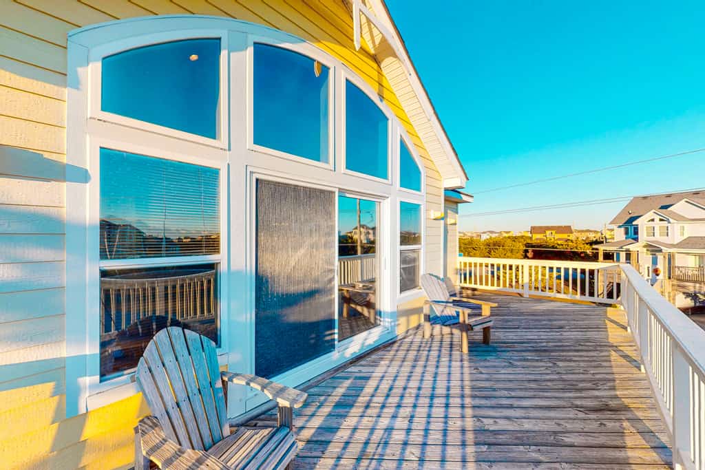 Spacious dog-friendly haven with private pool, hot tub, pool table, & AC