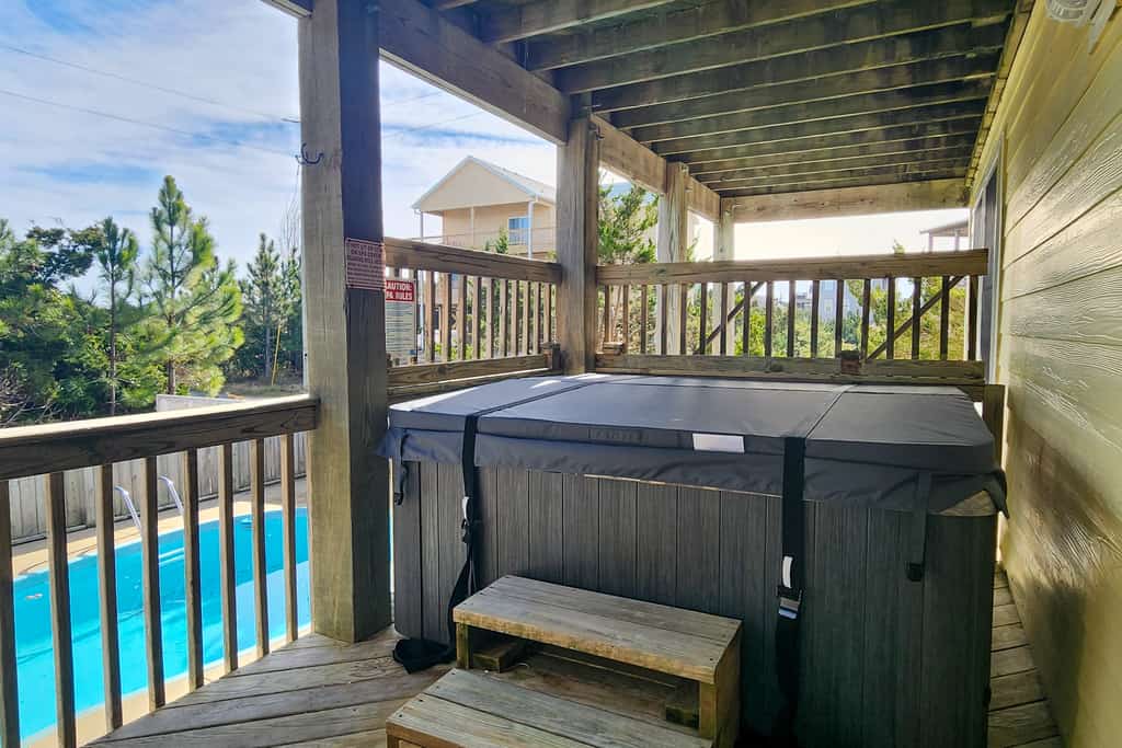6 BR house Dog friendly with mini golf, pool/hot tub, & game room