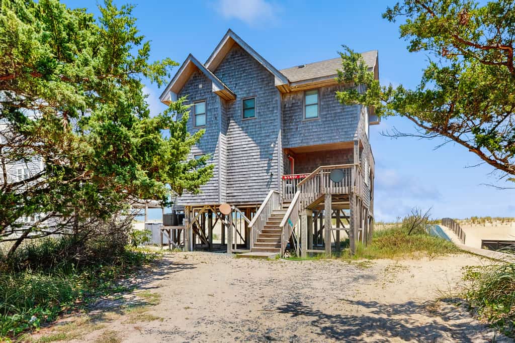 Fun beachfront home w/shared pool, WiFi, private washer & dryer, central AC