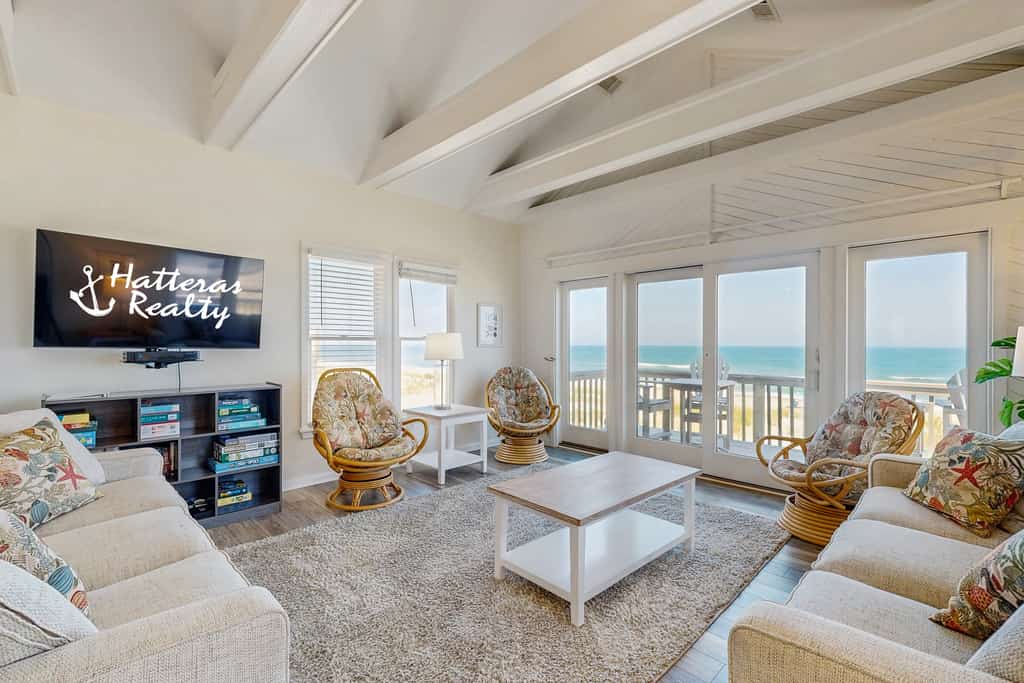 Fun beachfront home w/shared pool, WiFi, private washer & dryer, central AC