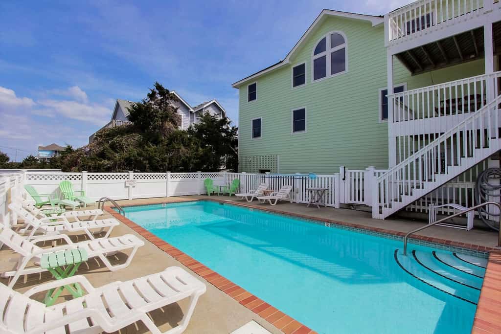 Large beachside house with ocean view, W/D, private hot tub & central AC