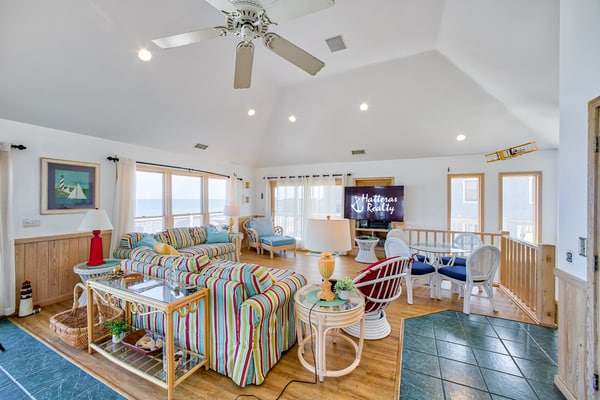 The Sand Jewel: Oceanfront, Private Hot Tub, Pool Access