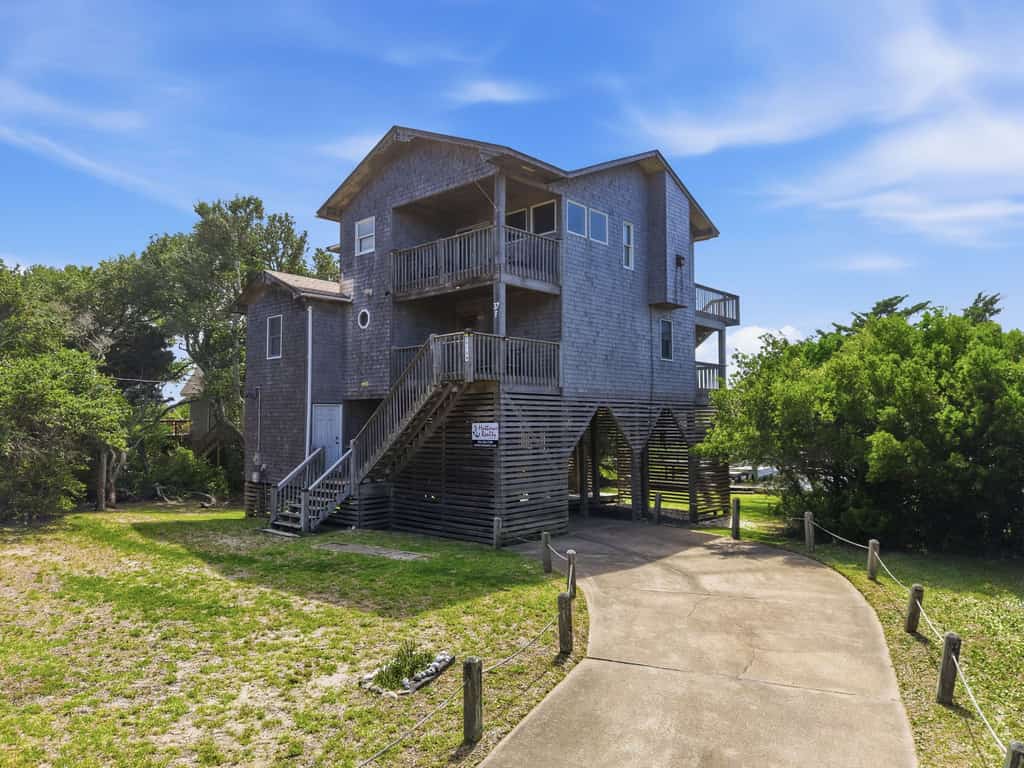 Waterfront House w/ Private Hot Tub, Washer/Dryer, Shared Pool, Central AC, WiFi