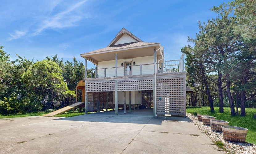Sea Kottage: Beach access, community pool, stunning water views