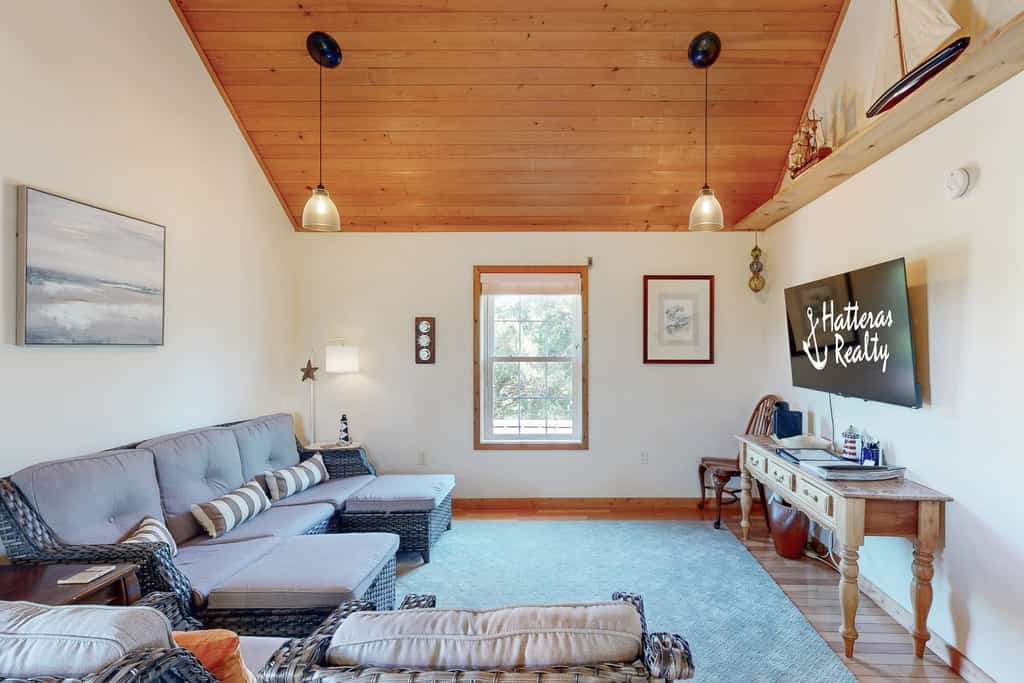 Sea Kottage: Beach access, community pool, stunning water views