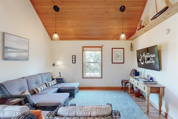 Sea Kottage: Beach access, community pool, stunning water views