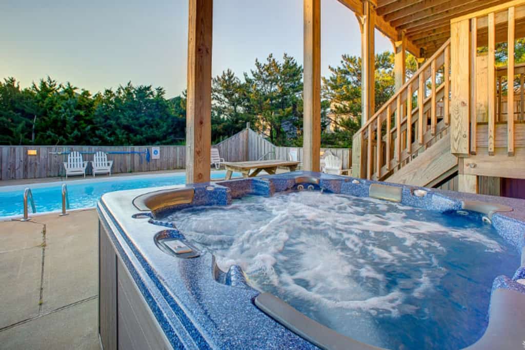 Sea Breeze: Dog-friendly, ocean views, private pool, hot tub, & fireplace