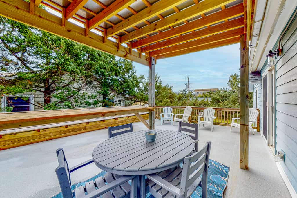 2-story home near the beach w/deck, outdoor shower, W/D, tennis, central A/C