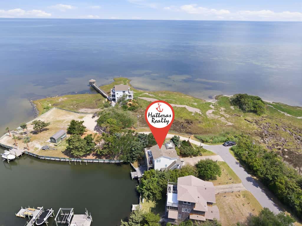 Light-filled canal front home w/deck, washer/dryer, private hot tub, central A/C