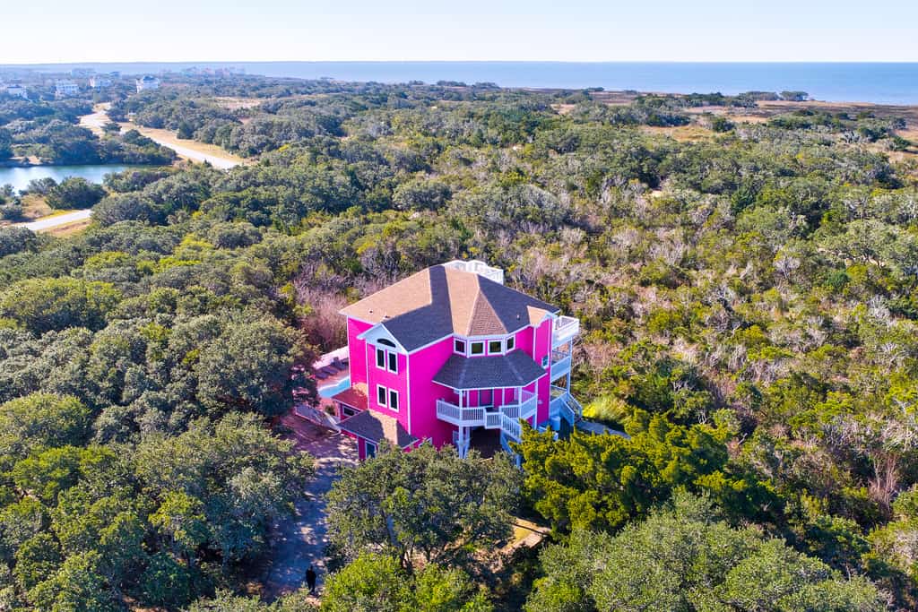 Sound-view home with pool, hot tub, pool table, AC, upgrades & washer/dryer