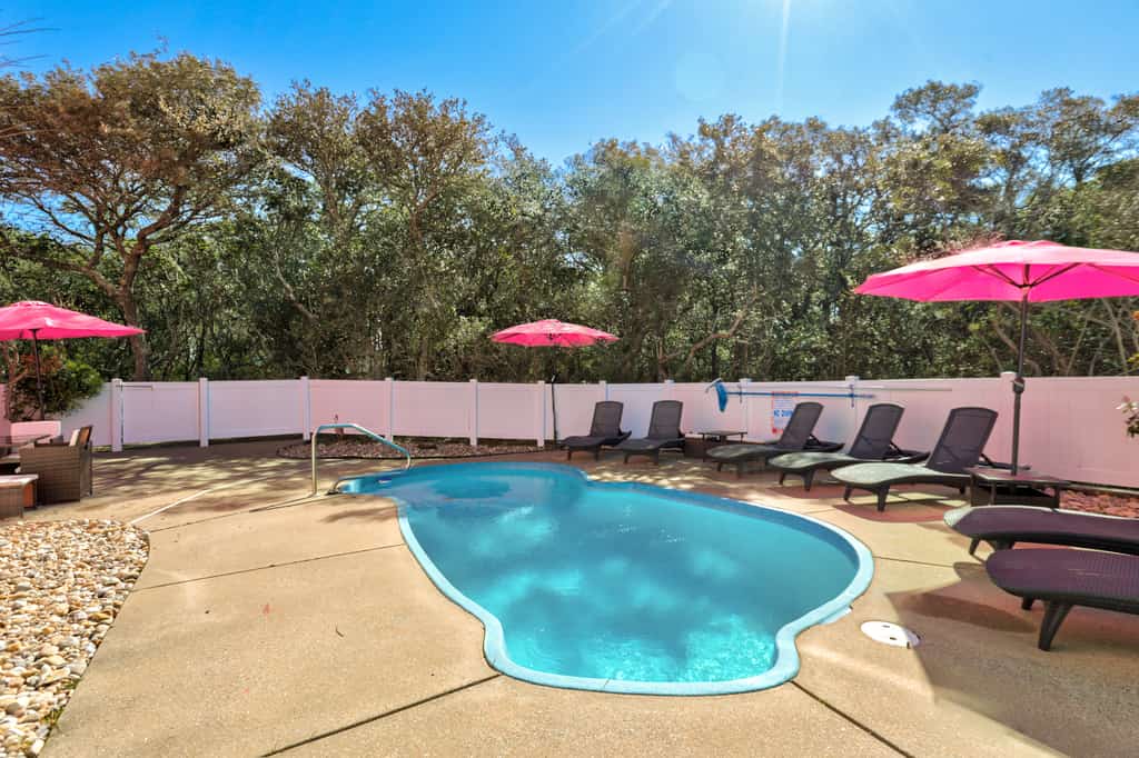 Sound-view home with pool, hot tub, pool table, AC, upgrades & washer/dryer