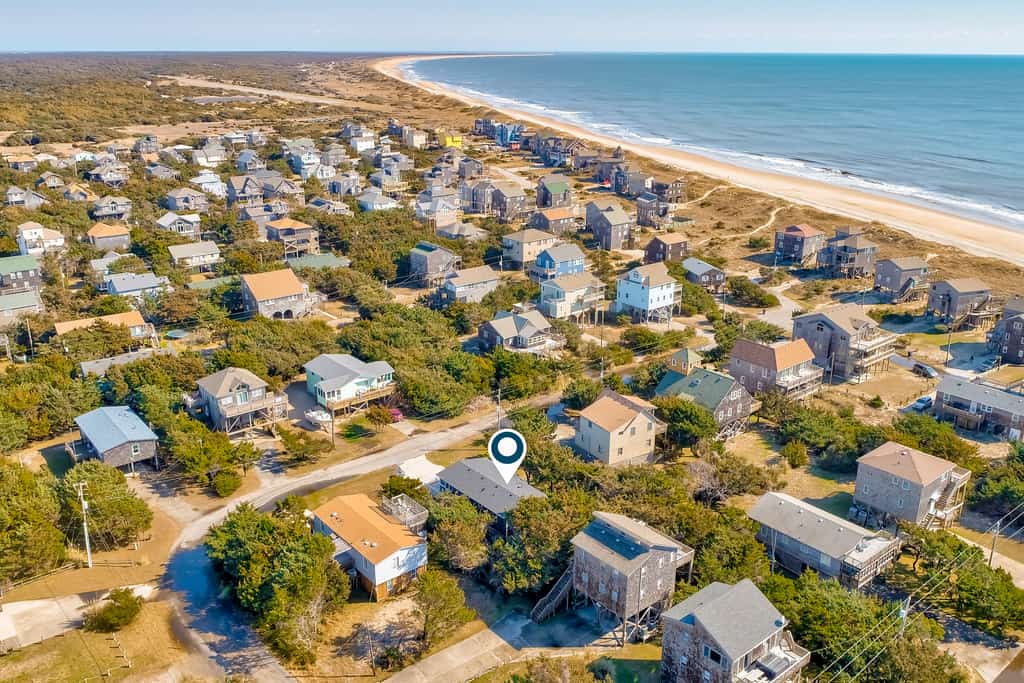 Remodeled home near beach with screened porch, sundeck, & seasonal pool access