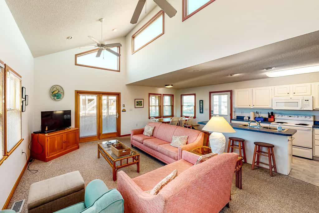 4 bedroom house w/ ocean view, private W/D, AC, WiFi