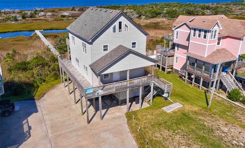 Waterfront home w/private deck, hot tub, game room w/pool table, & washer/dryer