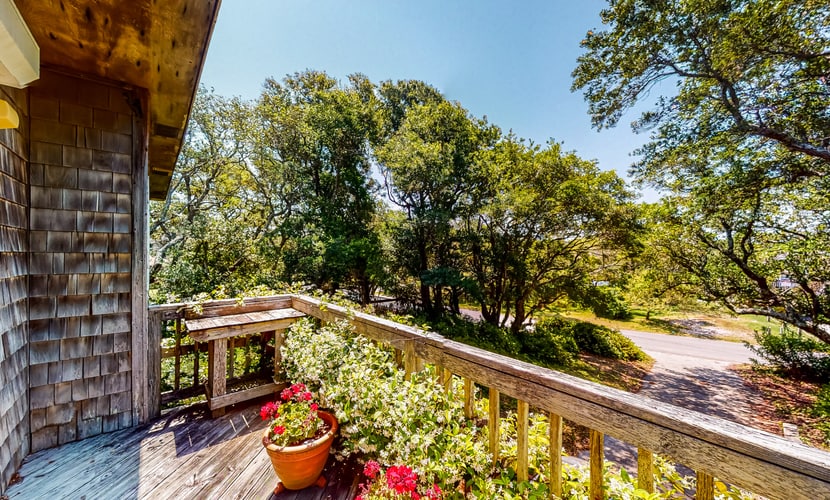 Canalfront home with a deck, sound access, central AC, WiFi, washer/dryer