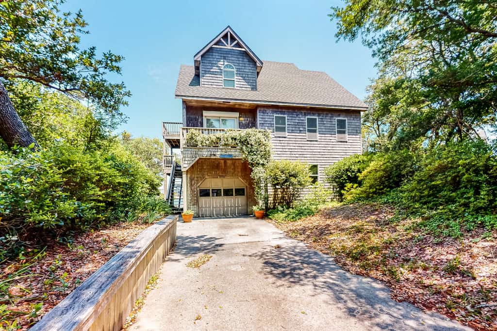 Canalfront home with a deck, sound access, central AC, WiFi, washer/dryer