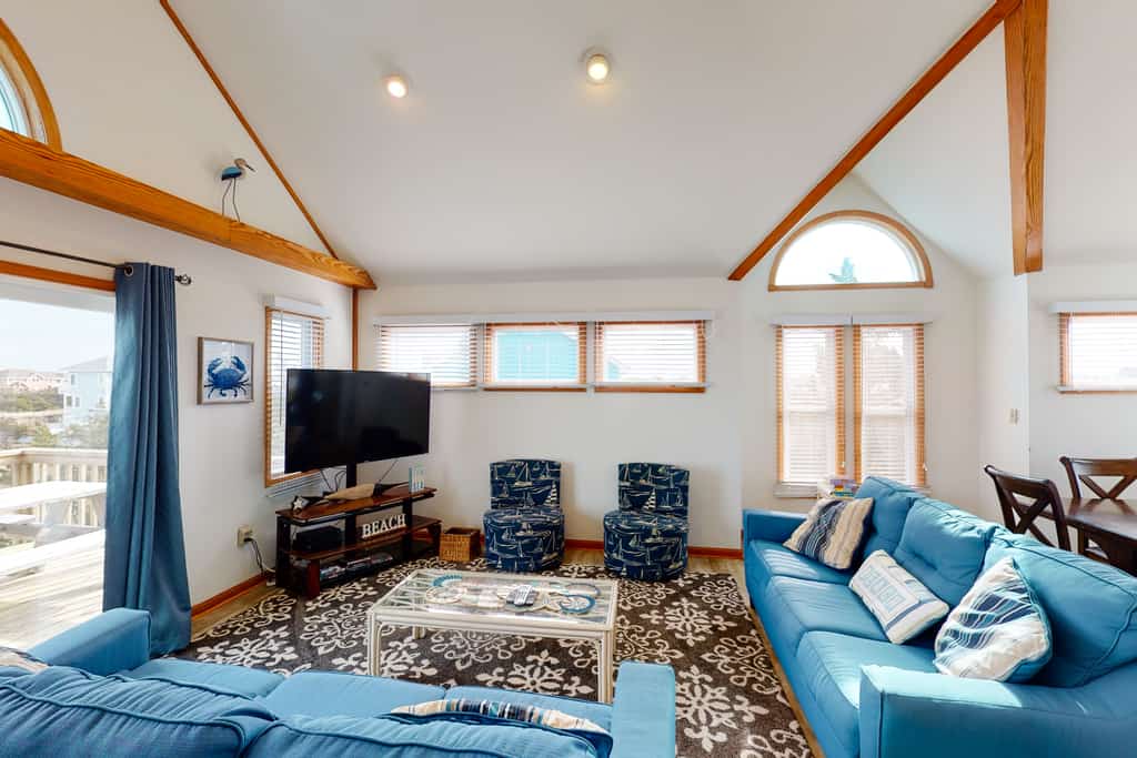 Bright home with pool & tennis access, central AC & W/D  - walk to the beach