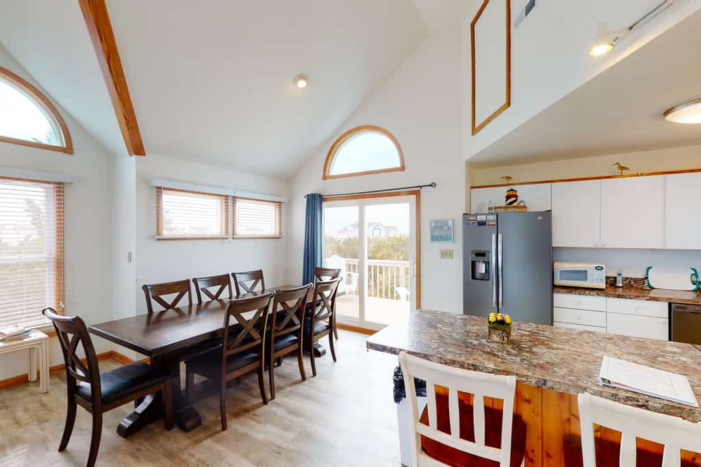Bright home with pool & tennis access, central AC & W/D  - walk to the beach
