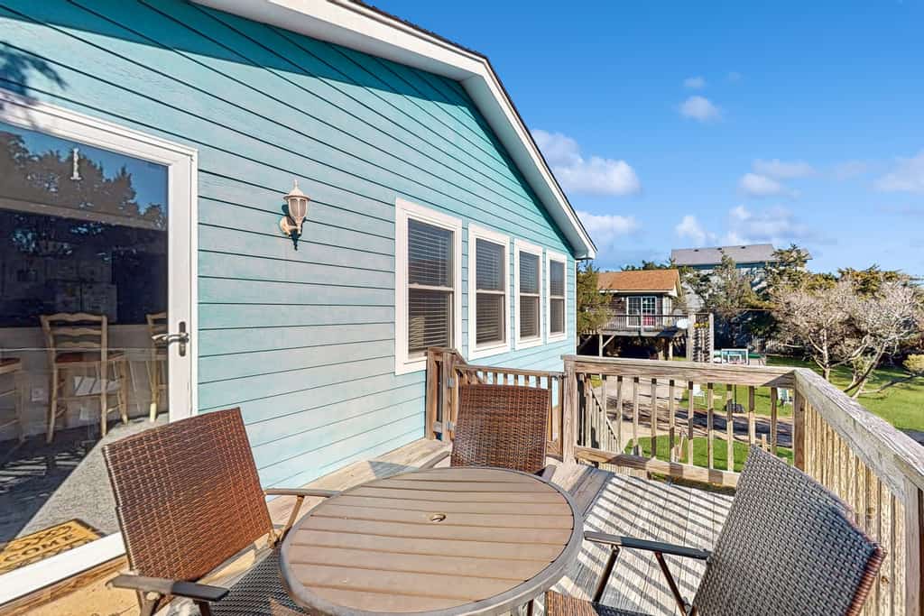 Island home with a shared pool, open layout, balcony, & AC - dog-friendly
