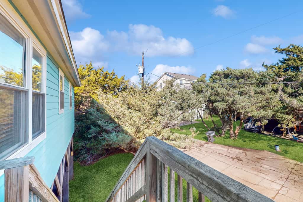 Island home with a shared pool, open layout, balcony, & AC - dog-friendly