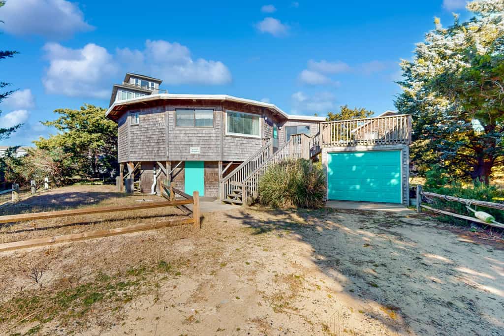 Beanie's Bungalow: Unique Octagon OBX Home, Steps to the Beach, Deck, Pool