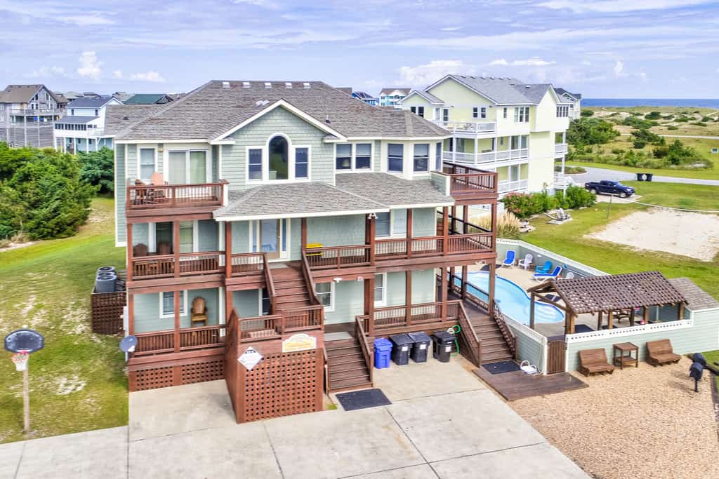 House with central AC, private Pool, washer/dryer, & pool table