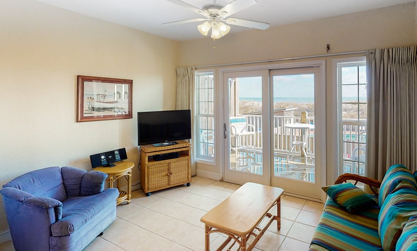 Oceanfront, dog-friendly condo with ocean view, central AC & WiFi