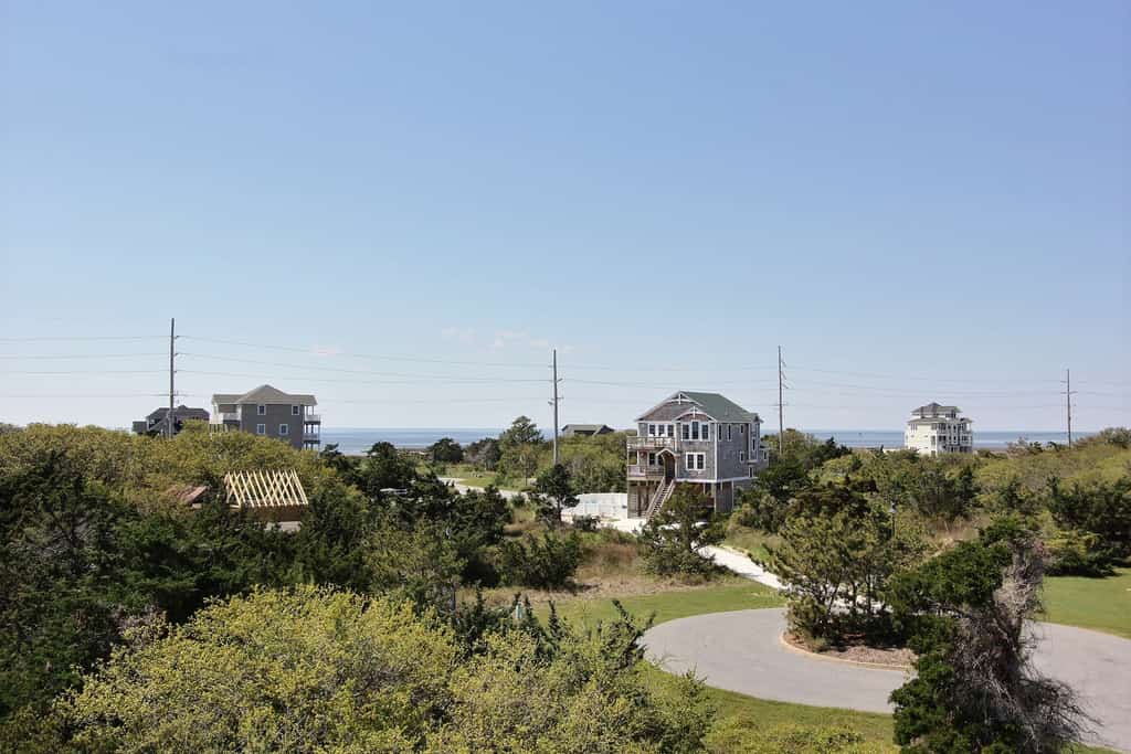Dog-friendly house with tennis, private pool, hot tub, & fireplace
