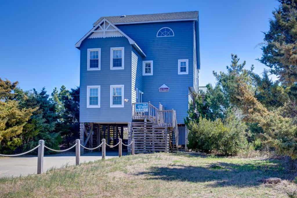 Beautiful dog-friendly home overlooking the beach with hot tub, WiFi, & AC