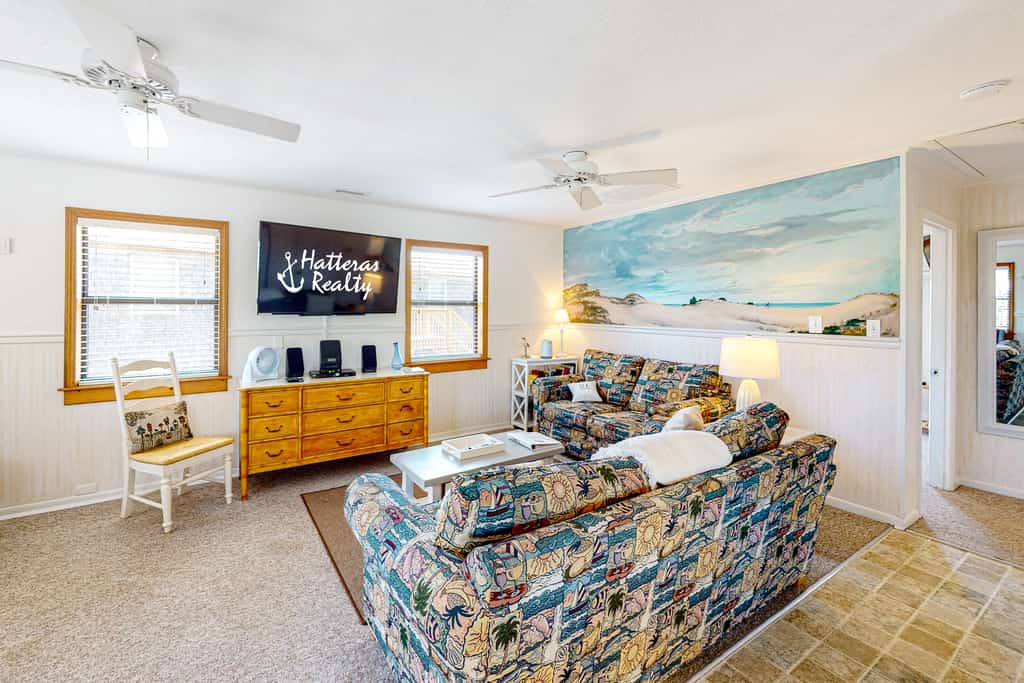 Bird Haus Cottage: Oceanside, pool access, rooftop deck, screened porch