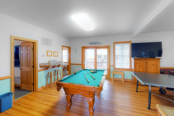 Waterfront house with pool, hot tub, pool table, elevator & ocean view