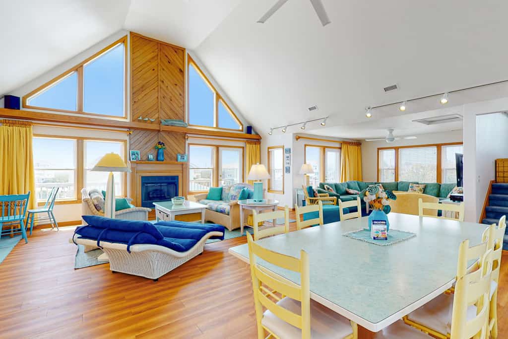 Beautiful dog-friendly home with hot tub, WiFi, washer/dryer, grill, & balcony