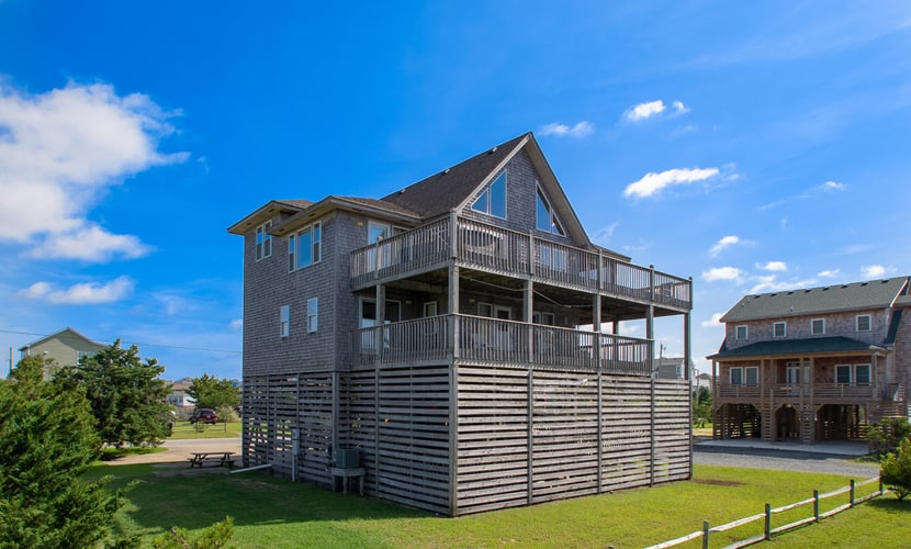 Beautiful dog-friendly home with hot tub, WiFi, washer/dryer, grill, & balcony