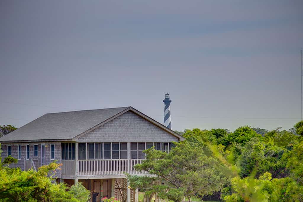 Single-level home 350 yds from the beach with sundecks & WiFi - 2 dogs OK