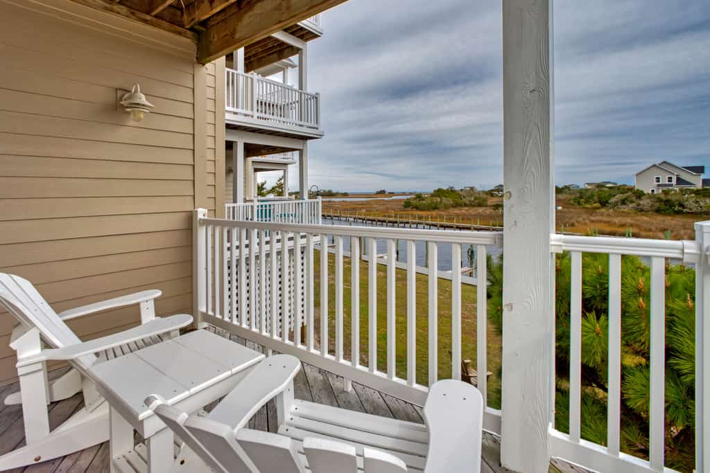 Waterfront condo with pool, central AC, amazing views, & stylish decor
