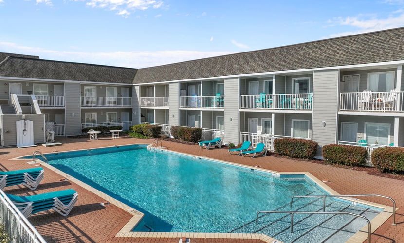 Condo with fast WiFi & outdoor pool - walk to the ocean & Pamlico Sound