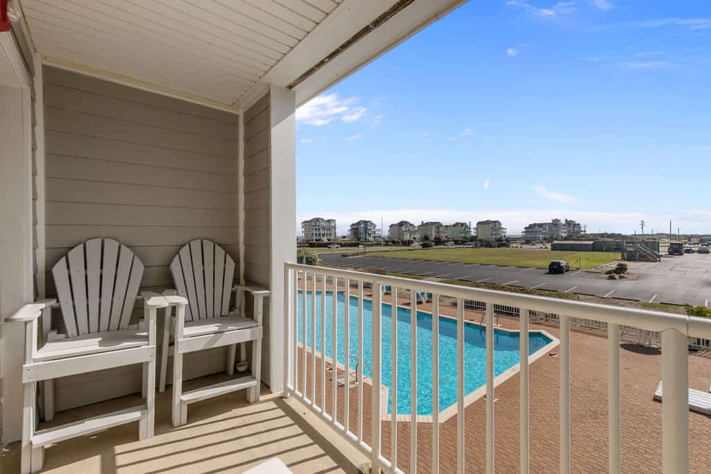 Condo with fast WiFi & outdoor pool - walk to the ocean & Pamlico Sound