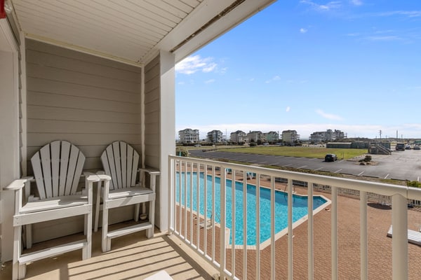 Condo with fast WiFi & outdoor pool - walk to the ocean & Pamlico Sound