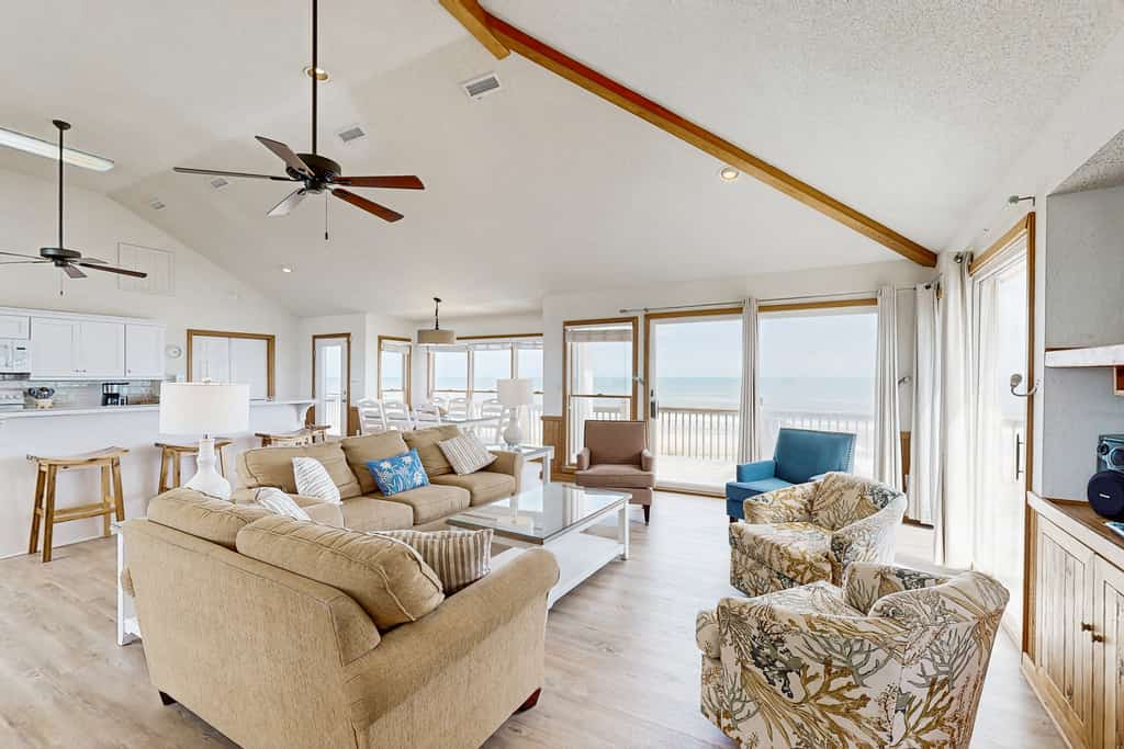 Prime Time 222: Oceanfront w/outdoor pool, private hot tub, basketball