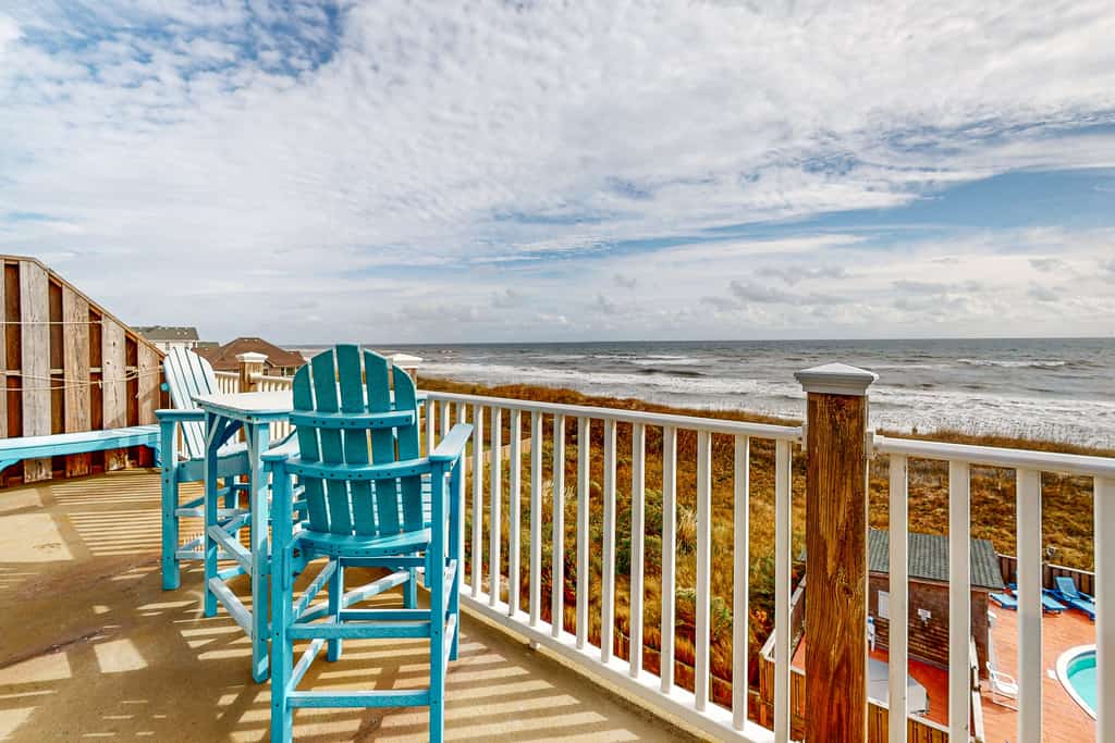 Bright and lovely condo with ocean views from balcony - access to pool/hot tub