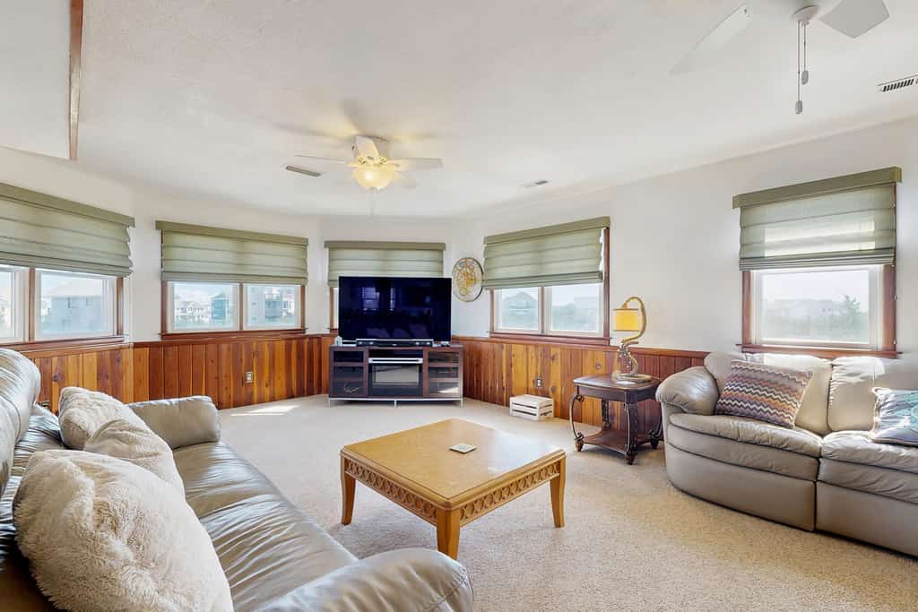 Perfect Beach Getaway with Top Deck Views, Full Kitchen, Wifi and Pet-friendly