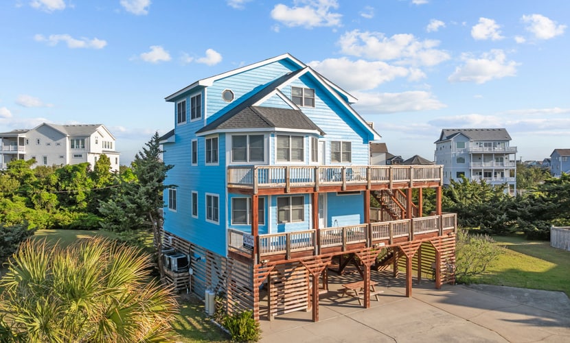Perfect Beach Getaway with Top Deck Views, Full Kitchen, Wifi and Pet-friendly