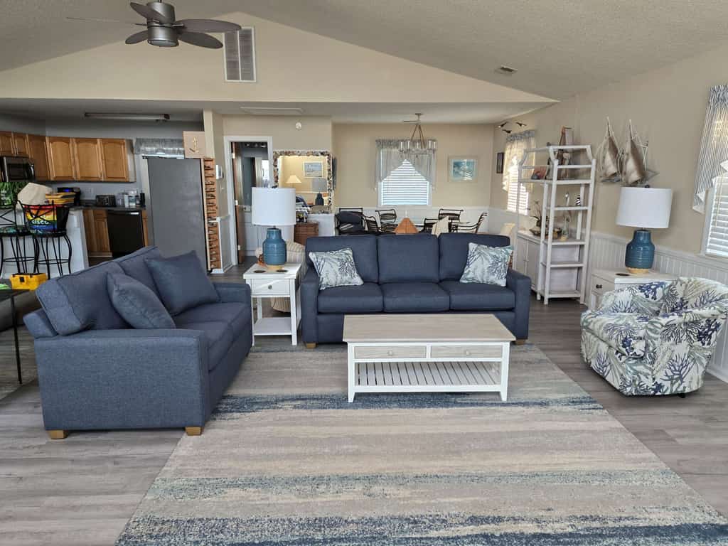 Dreamy dog-friendly getaway with ocean views, beach access, fast WiFi, and deck