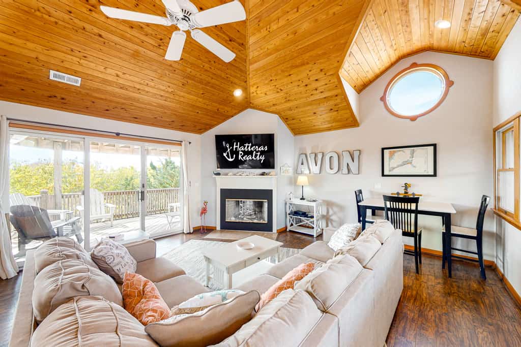 Reel 'Em Inn 403: Gorgeous, outdoor pool, spacious carport, decks