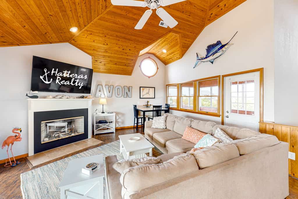 Reel 'Em Inn 403: Gorgeous, outdoor pool, spacious carport, decks