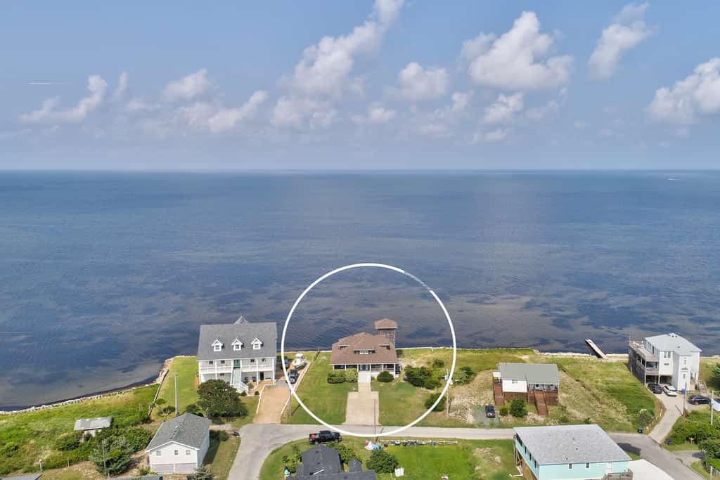 Reel Living #3-AV: Dog-Friendly, Waterfront Home, Hot Tub