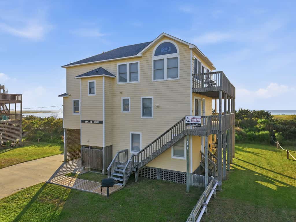 Soundfront house with private dock, hot tub, WiFi, & beautiful views